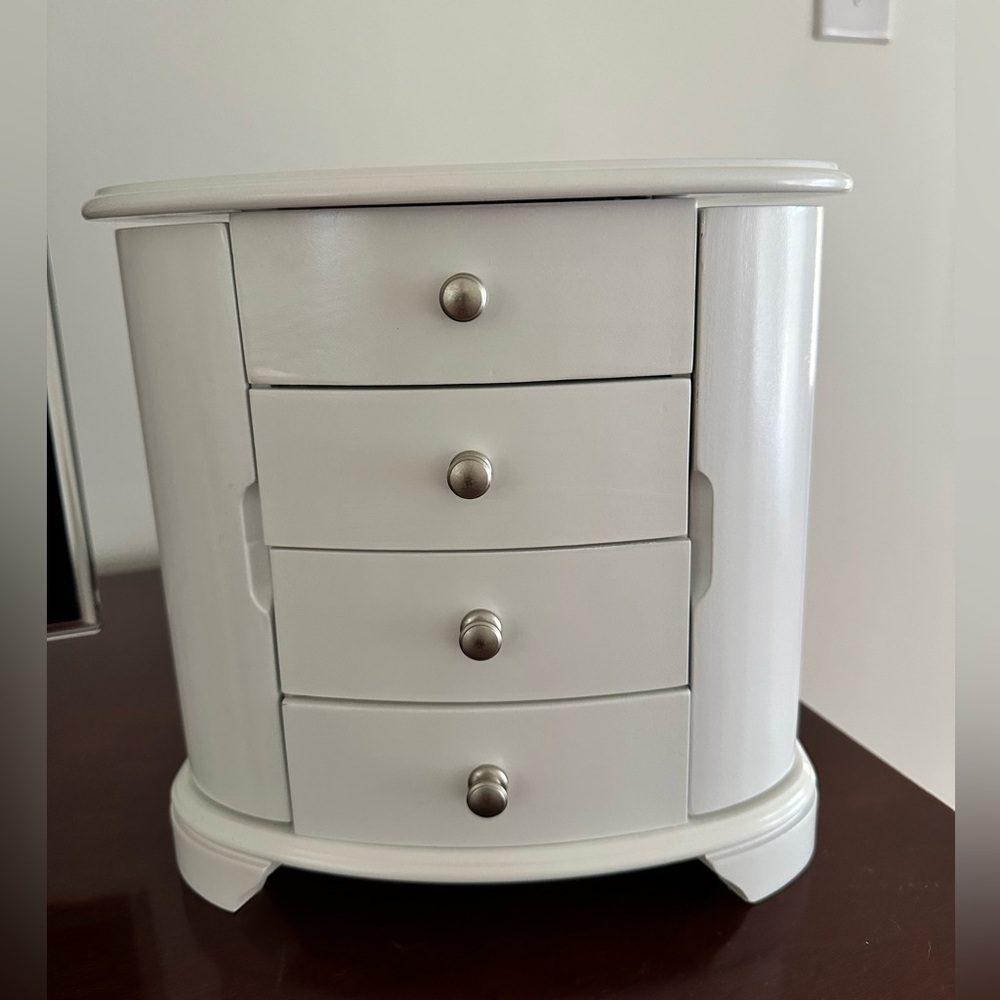 Mele and Co Kaitlyn Musical Jewelry Box
Style #:0078811